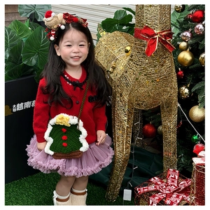 Détail d'un enfant portant un sac bandoulière sapin de Noël en crochet avec tenue