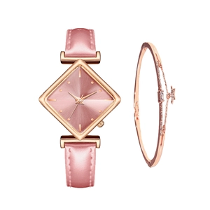 Détail montre en cuir rose avec cadran carré or rose et ensemble bracelet avec étoile