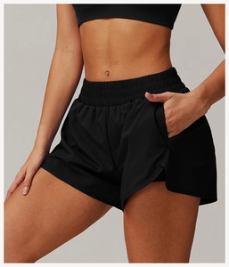 Détail du short de sport noir taille haute avec poches et design deux en un