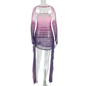 Dettaglio dell'abito in mesh sfumato rosa e viola con texture arricciata e design a tubino