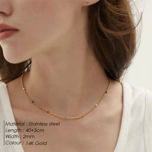 Elegante collana in acciaio inossidabile placcato oro 14K con piccole perline colorate