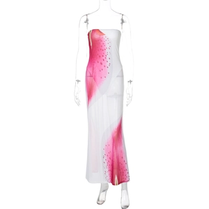 Détail de la robe bustier moulante blanche avec imprimé floral rose et fente latérale