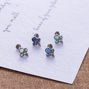 Lot de quatre piercings labret en acier inoxydable avec opales sur carte décorative