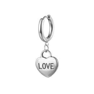Détail d'une boucle d'oreille en acier inoxydable avec pendentif cœur et gravure LOVE