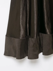 Vue détaillée de l'ourlet de la jupe longue en satin marron avec bordure large élégante