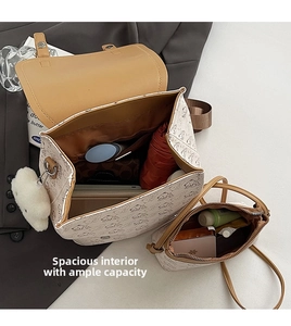 Détail de l'intérieur du sac à dos en toile avec compartiments fonctionnels et volume