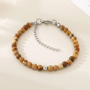 Détail macro du bracelet en perles d'œil de tigre avec fermoir et chaîne en acier inoxydable