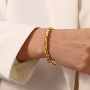 Bracelet en acier titane plaqué or 18 carats avec perles et cristaux sur mannequin