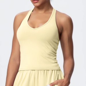 Dettaglio del reggiseno sportivo giallo chiaro con scollo a V e vogatore per lo yoga