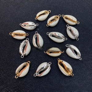 Dettaglio di connettori in conchiglia naturale con bordi galvanizzati oro e argento DIY
