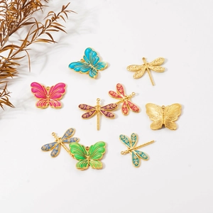 Makroaufnahme bunter Emaille Schmetterling und Libelle Anhänger für DIY Schmuckdesign