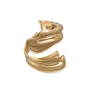 Minimalistischer goldener Wellenring mit polierter Oberfläche und offenem Design