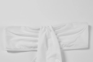 Vue détaillée du haut bandeau blanc noué présentant une texture de tricot côtelé premium
