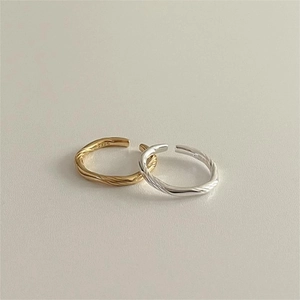 Close-up of S925 sterling silver stamp on the inner band of the twisted ring