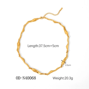 Detailed view of golden lava necklace with measurements of 37.5cm and 0.5cm width