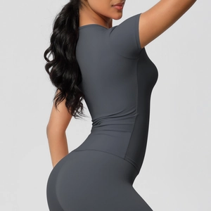 Vue latérale de l'ensemble de yoga gris foncé avec haut ajusté et legging sans couture