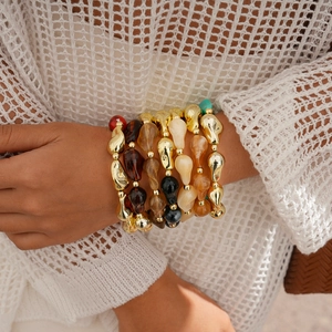 Détail du bracelet multicouche bohème avec perles en résine acrylique et métal doré poli