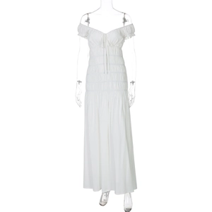 Détail de la robe maxi blanche à épaules dénudées avec buste smocké et col à volants