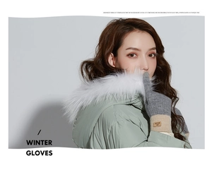 Dettaglio di guanti invernali in maglia touch con design color block grigio e beige