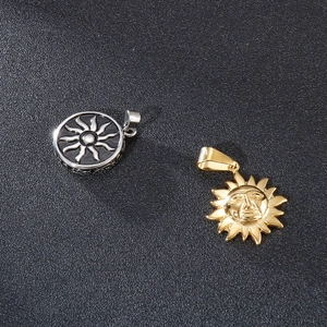 Gros plan détaillé des pendentifs soleil vintage en or et argent sur surface noire