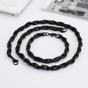Dettaglio macro del set catena a fune nera e bracciale con chiusura a moschettone