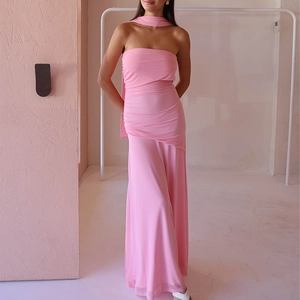 Longue robe bustier rose à plis avec écharpe assortie au cou pour femme