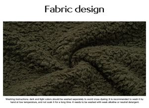 Nahaufnahme von dunkelgrünem Sherpa-Fleece mit detaillierten Waschhinweisen für Kleidung