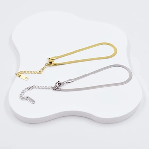 Minimalistische Schlangenkette aus Edelstahl in Gold und Silber mit Karabinerverschluss