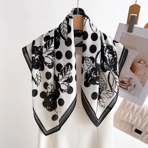 Sciarpa di seta stile francese a pois e rose in eleganti colori bianco e nero