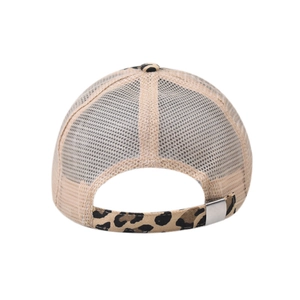 Détail de la casquette léopard avec filet respirant beige et boucle réglable en métal