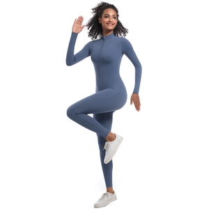 Détail de la fermeture éclair sur la combinaison de yoga bleue à manches longues ajustée