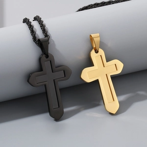 Vue détaillée des pendentifs croix superposés en acier inoxydable noir et doré