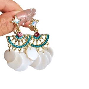 Boucles d'oreilles dorées à franges avec pierres carrées et pendentifs en coquillage