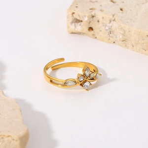 Détail macro d'une bague fleurie plaquée or 18 carats avec zircon sur pierre naturelle