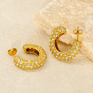 Boucles d'oreilles créoles en acier doré en forme de C avec pavé de micro-oxydes de zirconium