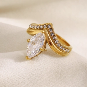 Anello a corona a V placcato oro 18K con zircone marquise e cristalli incastonati