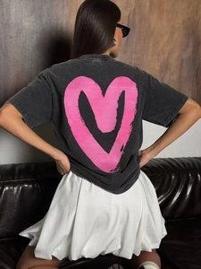 Oversize γυναικείο βαμβακερό T-shirt σε ξεπλυμένο μαύρο με ροζ καρδιά στην πλάτη