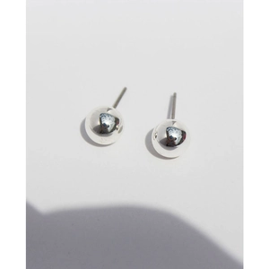 Orecchini a lobo minimalisti in argento con finitura metallica lucida su sfondo bianco