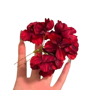 Épingle à cheveux élégante avec fleurs en tissu rouge foncé et texture de velours