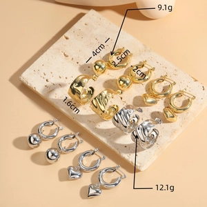 Set di orecchini a cuore e sfera irregolari in oro e argento su pietra strutturata