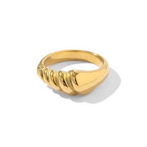 Eleganter vergoldeter Titanstahlring mit einer stilvollen gedrehten Croissant-Textur