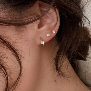Ensemble de boucles d'oreilles en argent s925 avec zircons portées sur un modèle