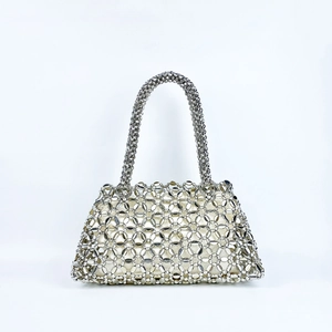 Detail der silbernen Perlenhandtasche mit Flechtmuster, Hohlraumdesign und Innenfutter