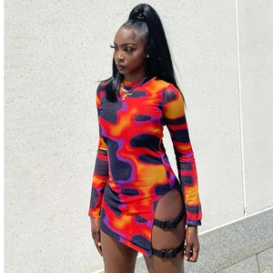 Robe moulante à manches longues avec imprimé feu orange et découpes latérales à boucles