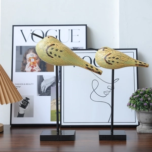 Figurines d'oiseaux nordiques effet craquelé sur supports pour décoration moderne