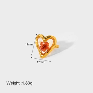 Detailed dimensions of 18K gold ring featuring a red dried flower in resin heart