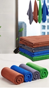 Détail de chiffons en microfibre épais montrant une texture dense et quatre couleurs