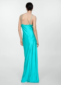 Détail de la robe en satin bleu sarcelle montrant le tissu brillant et la coupe ajustée