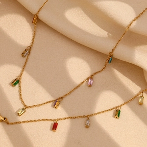 Collier en acier titane doré avec pendentifs en zircon rectangulaires colorés sur tissu