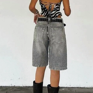 Straßenstil-Rückansicht grauer verwaschener Denim-Shorts mit Zebra-Top und schwarzen Stiefeln